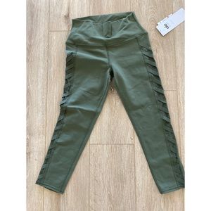 NWT Alo Yoga Chevron Capri Jungle Green Small